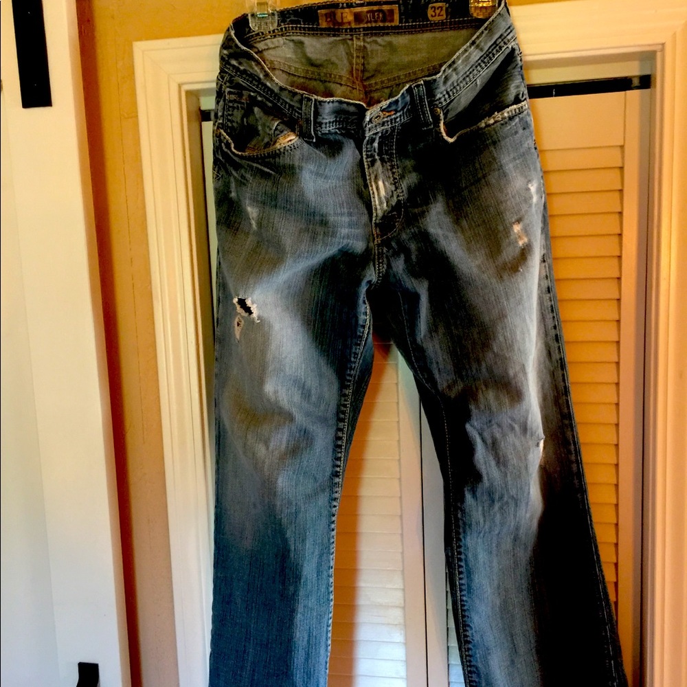 BKE Tyler Medium Wash Distressed Jeans Size 32.